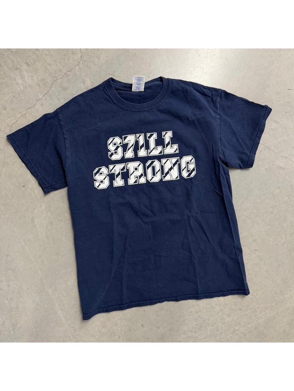 Y2K Men's 'STILL STRONG' Spellout Navy Tee Sized Medium